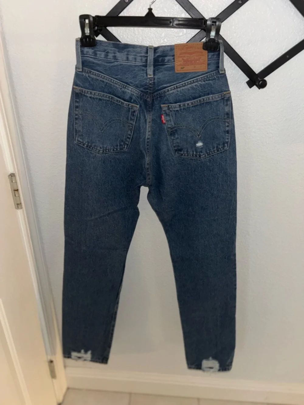 Levi’s 501 Fit Jeans W25 Distressed Medium Wash High Rise Straight Leg Raw Hem - Picture 4 of 4